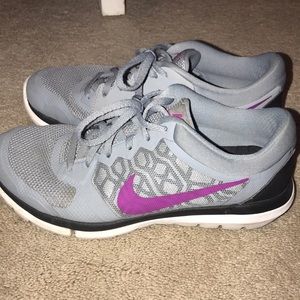 Women’s size 8 Nike fit flex